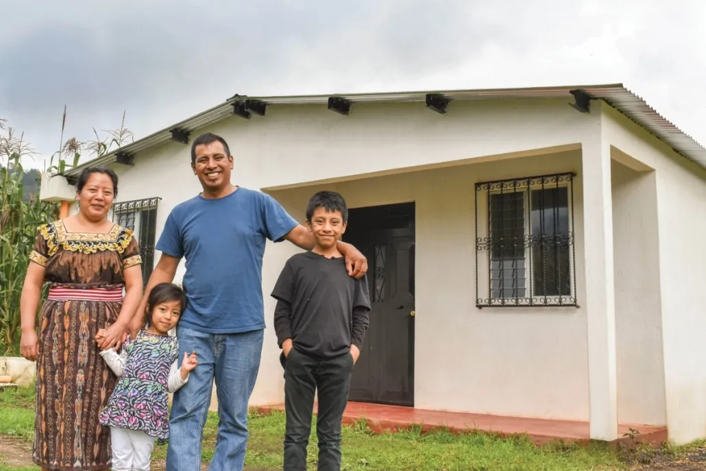 Familia construyendo su hogar